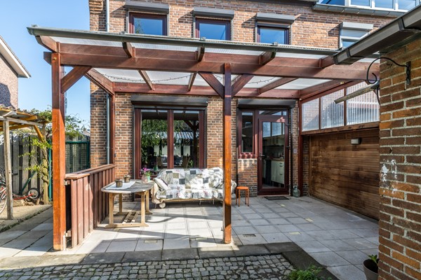 Foto - Te koop: Vlakbij het winkelcentrum in het geliefde, rustige Schaesberg ligt deze charmante, geïsoleerde hoekwoning met een verrassend ruime, multifunctionele zolderverdieping. 